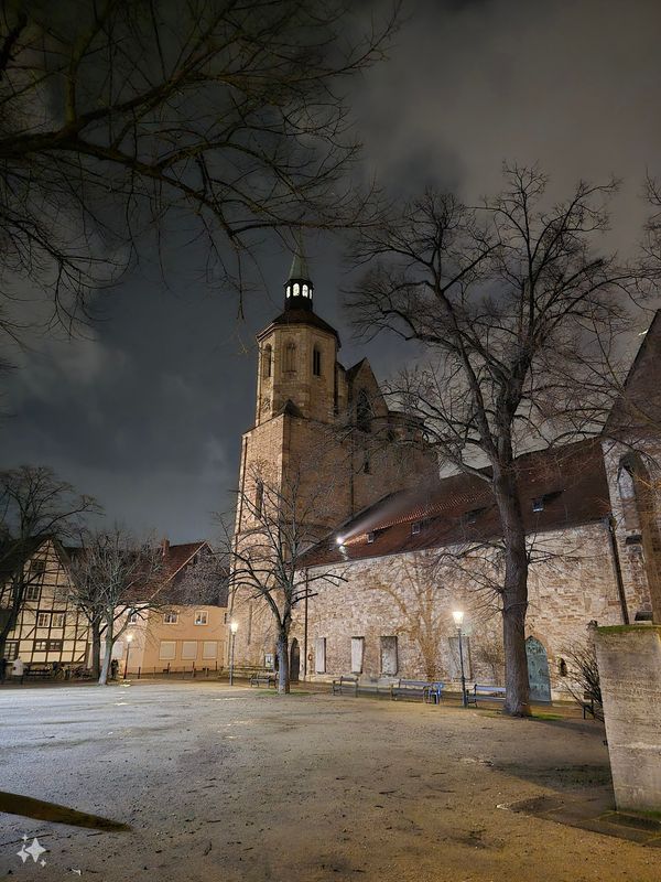 Historisches Flair mit Cafés und Läden