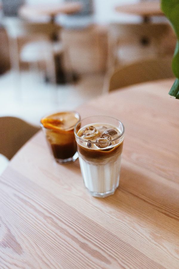 Kaffee trifft auf Blumenkunst