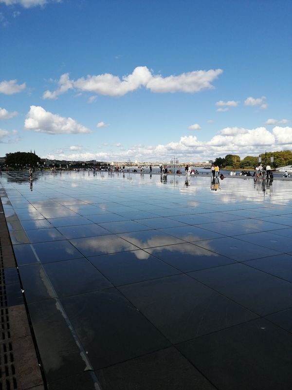 Spiegelnder Wasserzauber am Platz