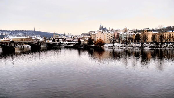 Romantischer Spaziergang entlang der beleuchteten Moldau