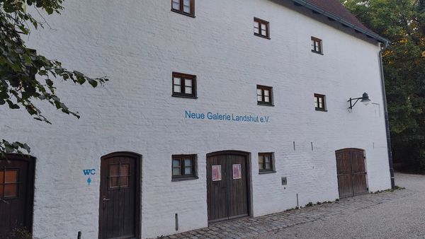 Moderne Kunst im historischen Stadel