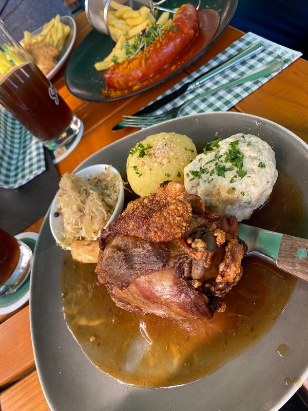 Biergarten-Flair mit eigener Brauerei