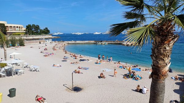 Sonnenbaden und Entspannen am Stadtstrand