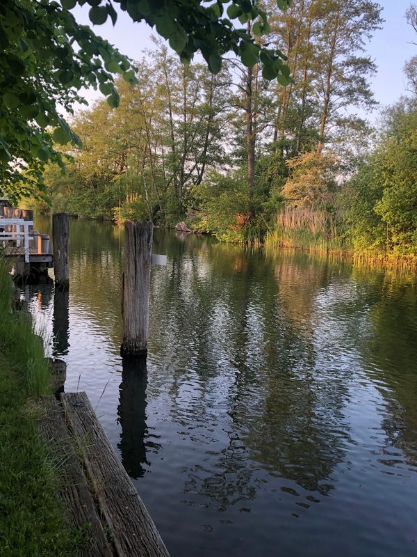 Idyllische Uferpromenade