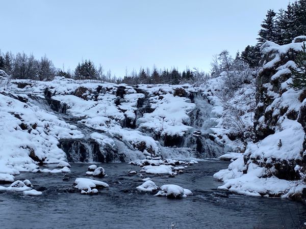 Zwei Farben, ein atemberaubender Wasserfall