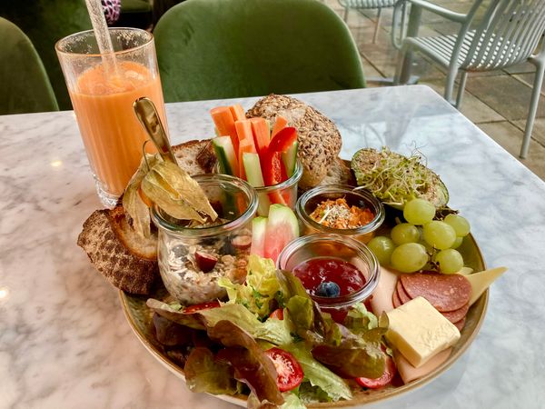 Vegane Delikatessen in modernem Ambiente