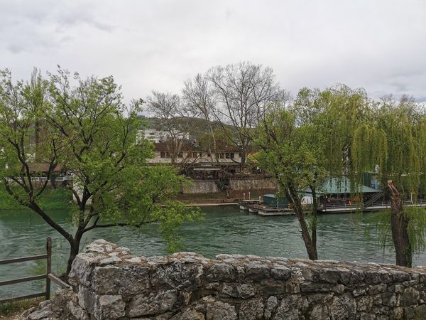 Übernachte mit Blick auf den Fluss