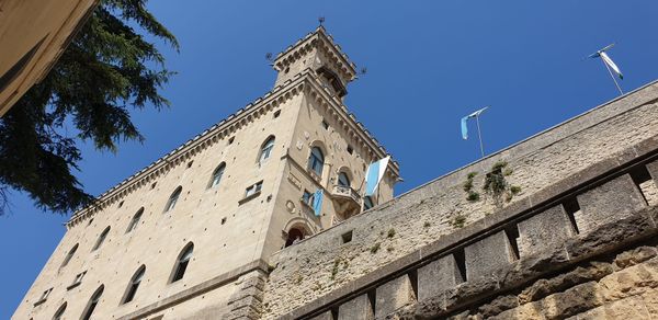 Prachtvolle Regierungsbauten bestaunen