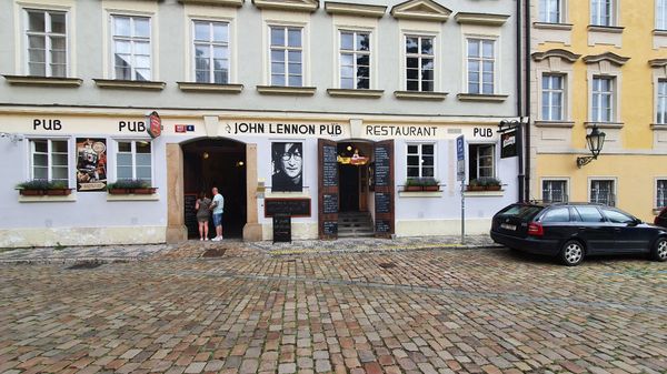 Entdeckt die farbenfrohe John Lennon Wall voller Friedensbotschaften