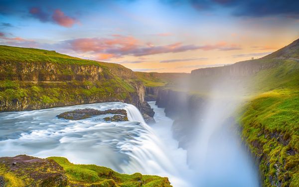 Bestaune Islands mächtigsten Wasserfall