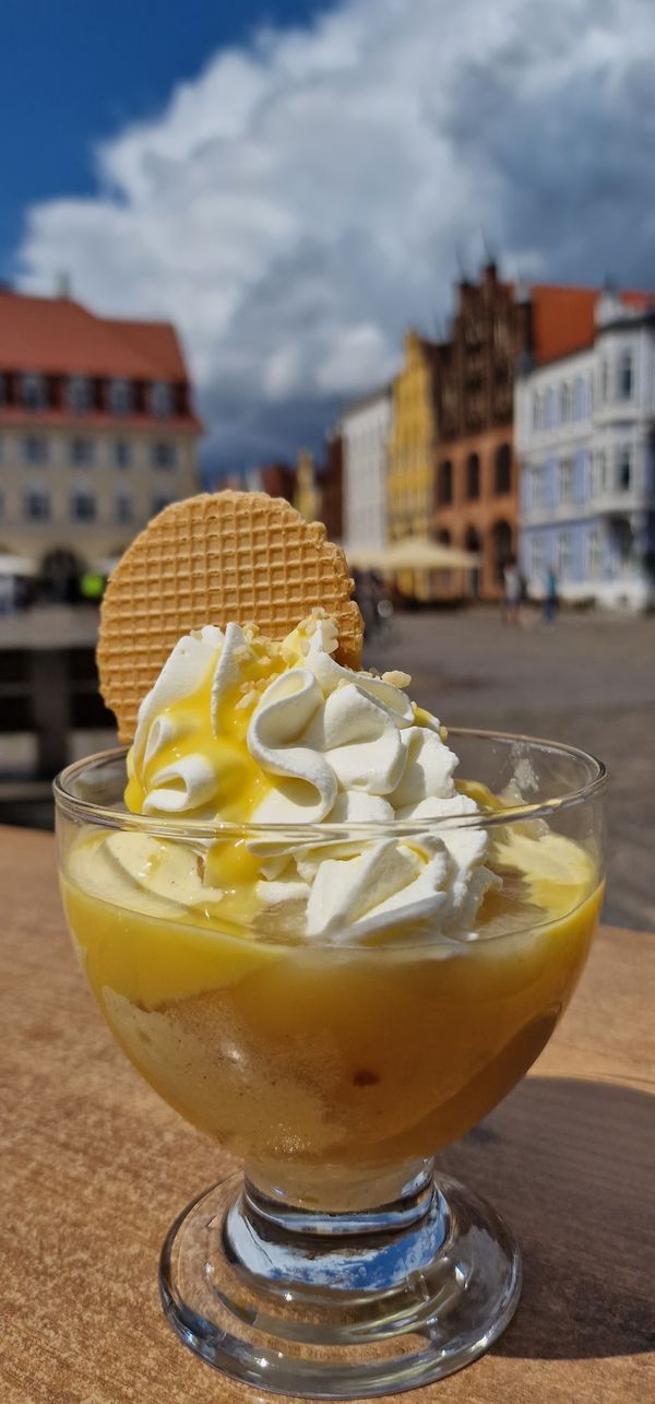 Kaffee und Kuchen mit Blick auf den Markt