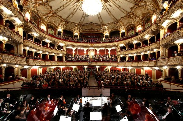 Erstklassige Aufführungen genießen