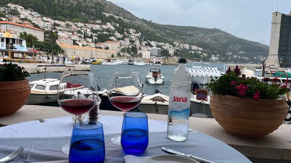 Essen mit Aussicht aufs Meer