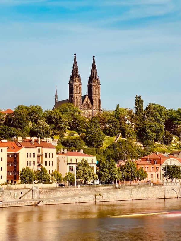 Entdeckt die ruhigen Gärten und historischen Geheimnisse von Vyšehrad