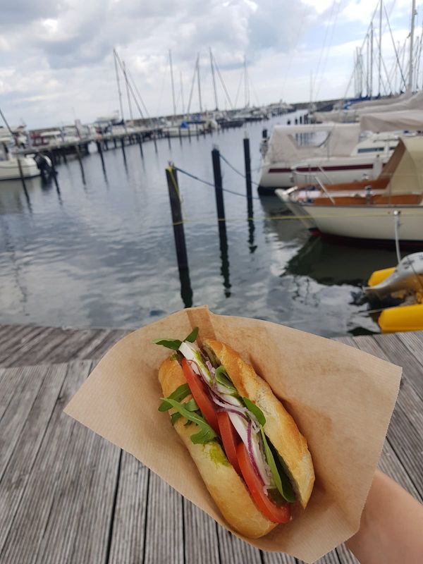 Frühstück mit Yachthafenblick