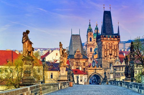 Bestaunt das lebendige Treiben auf der historischen Karlsbrücke