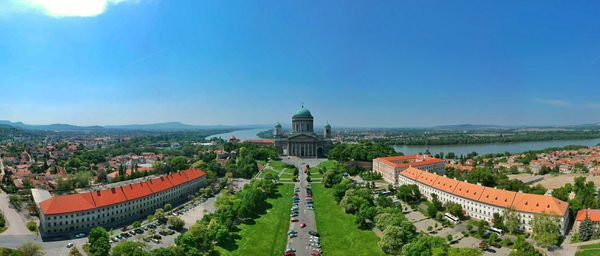 Historischer Platz mit königlicher Aussicht