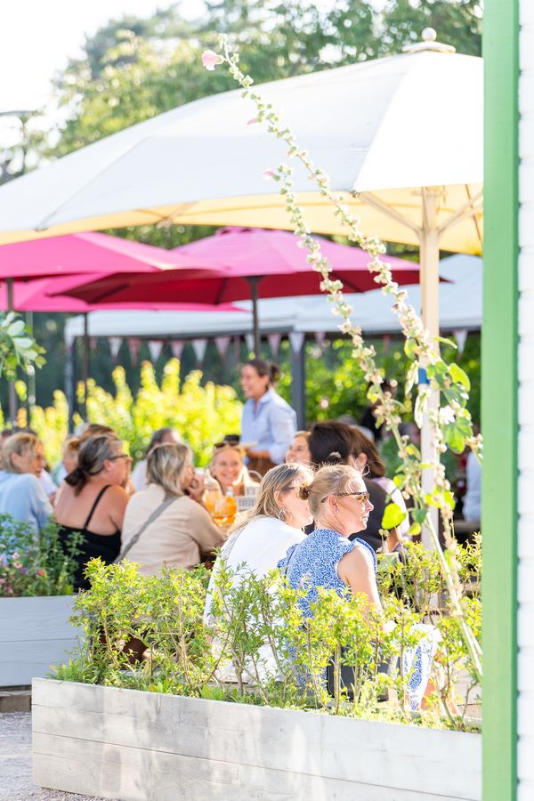 Idyllisches Café im Grünen