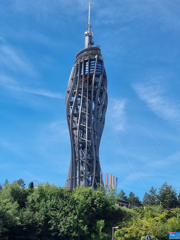 Atemberaubende Aussichten vom weltweit höchsten Holzturm