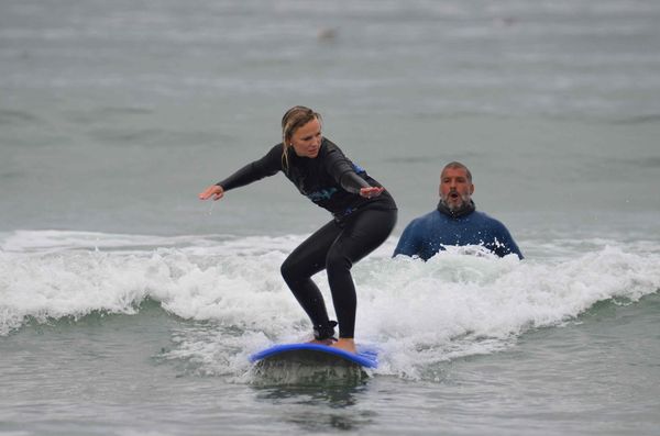 Surfen lernen mit den Einheimischen