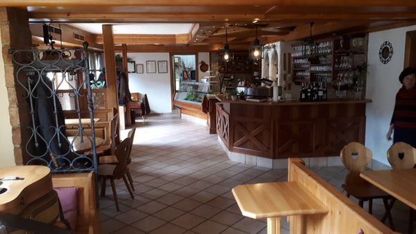 Eine Weintour durch verschiedene Bars unternehmen