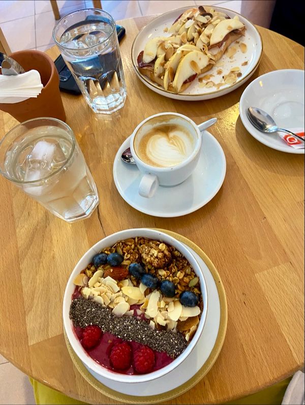 Brunch im grünen Garten