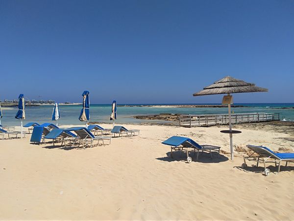 Idyllischer Strand mit alter Kapelle