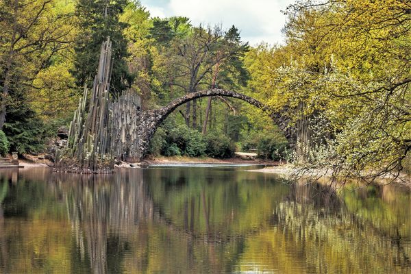 Mystische Spiegelungen an der Teufelsbrücke