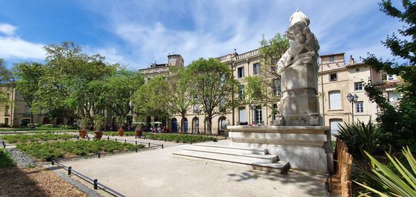 Romantischer Garten mit Einhornbrunnen