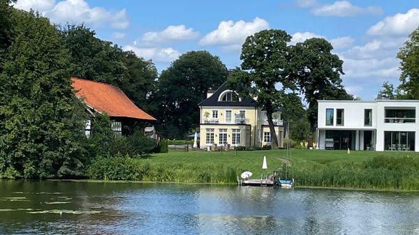 Idyllische Uferpromenade