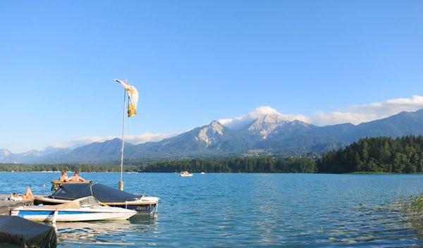 Kristallklares Wasser trifft auf Bergpanorama