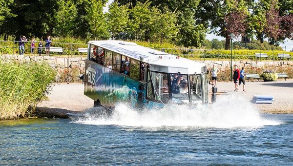 Stadt und Wasser auf einer Tour