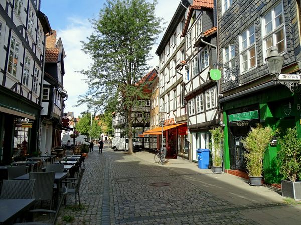 Historisches Flair mit Cafés und Läden