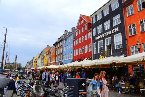 Bunte Häuser am historischen Hafen