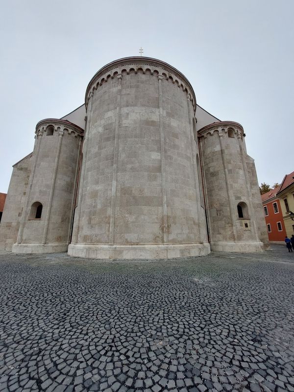 Bewundern Sie die prachtvolle Kathedrale von Györ