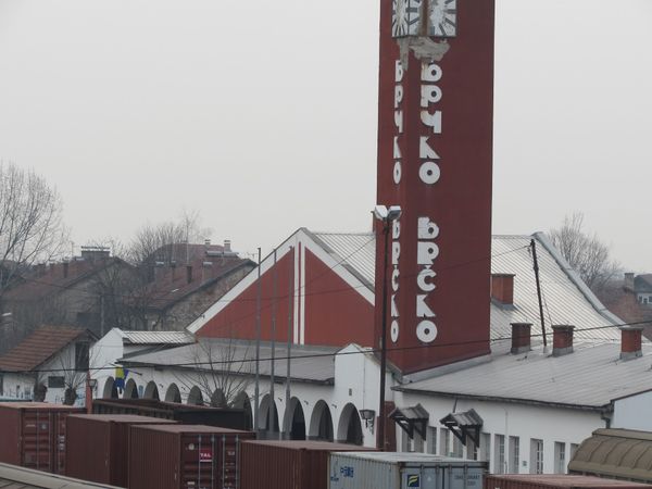 Warten auf den Zug mit Einheimischen