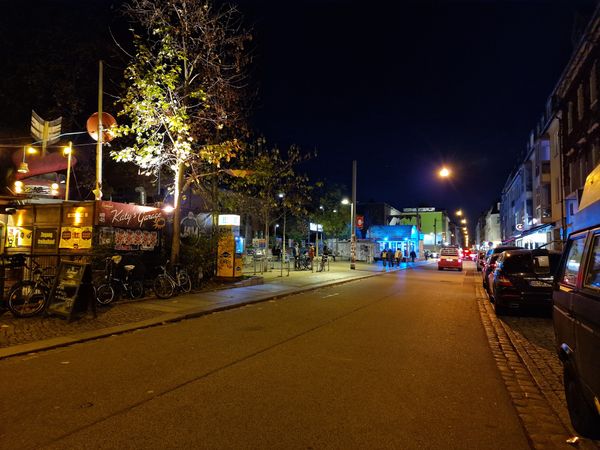 Lässige Bar mit Autoteilen-Deko