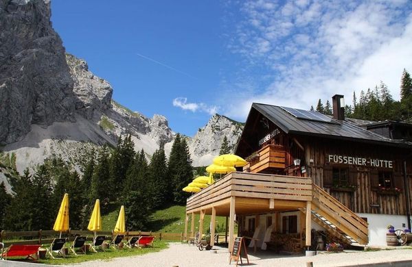 Genieße lokale Speisen mit Alpenblick