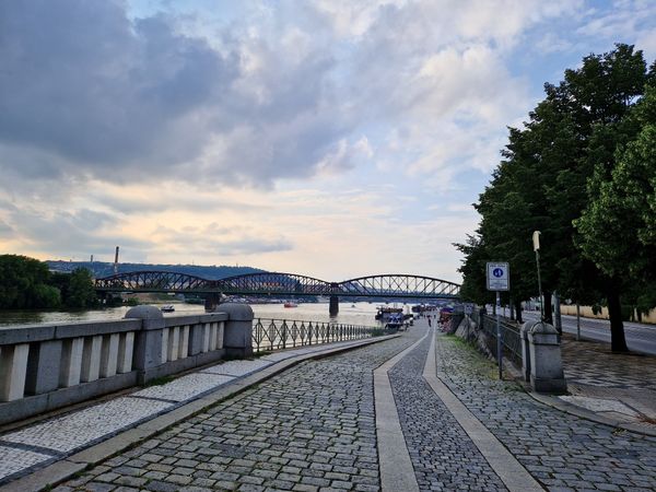 Lebendige Promenade am Flussufer