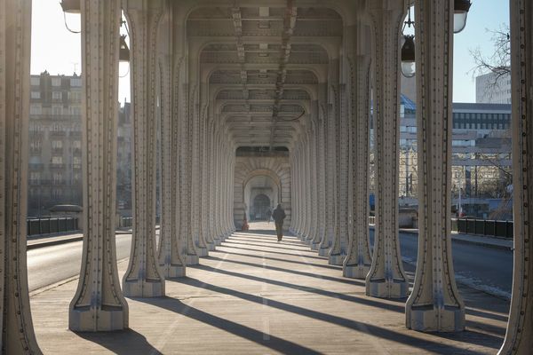 Romantische Brücke mit Eiffelturmblick