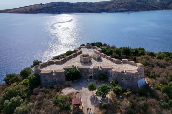 Geheimnisvolles Schloss mit Meerblick