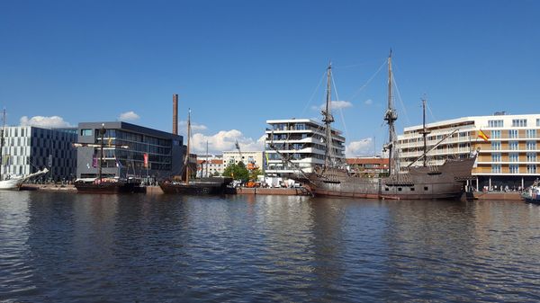 Einzigartige Aufführungen am Wasser