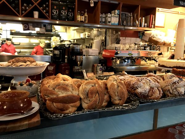 Riesige Zimtschnecken in schickem Ambiente