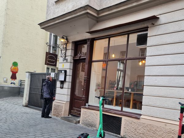 Leckere Burger in historischer Gasse