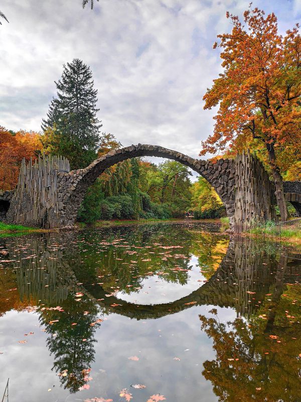 Mystische Spiegelungen an der Teufelsbrücke