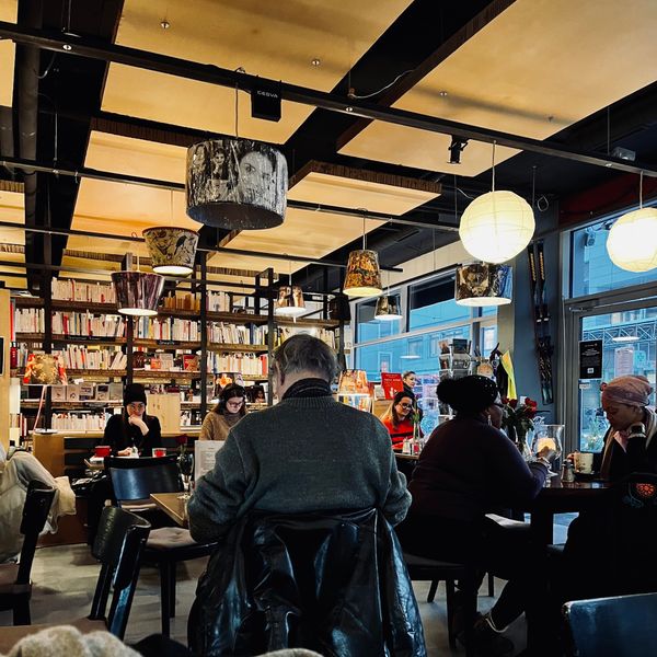 Café trifft Buchladen: Entspannen & Stöbern