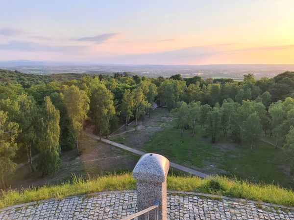 Atemberaubende Aussichten von historischen Hügeln