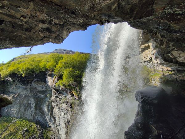 Hinter dem Wasserfall wandern