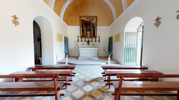 Einzigartige Kirche in einer Höhle