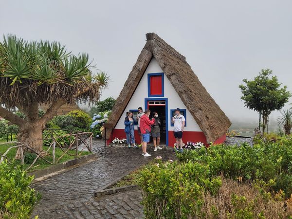 Traditionelle strohgedeckte Häuser und Natur pur